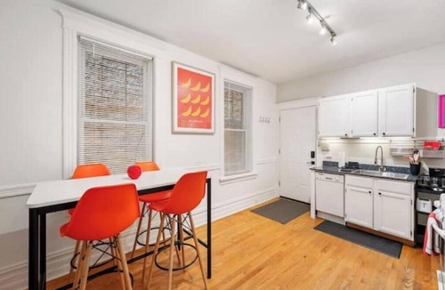 Pulaski Park Apartment | Chicago Citrus Charm 2BR WestTown