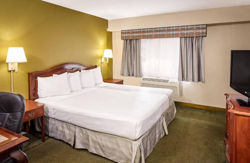 Indian Village Hotel | Chicago Lakeshore Hotel
