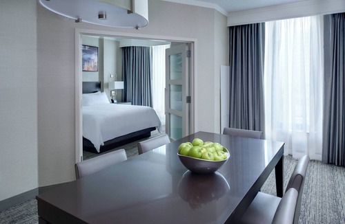Rosemont Hotel | Chicago Marriott Suites O'Hare