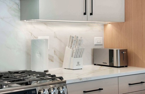 Tri-Taylor Apartment | Chicago Modern Condo 2BR2BA, Balcony, Free Park