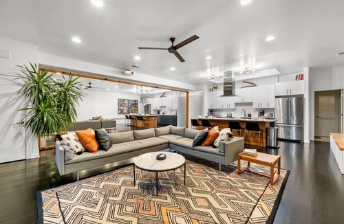North Park House | Chicago Riverhouse with private fenced in oasis