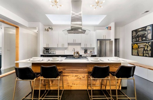 North Park House | Chicago Riverhouse with private fenced in oasis