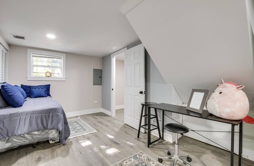 Norwood Park East Apartment | Chicago Studio Rental: 13 Mi to Magnificent Mile!