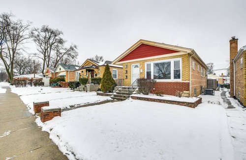 West Pullman House | Chicago Vacation Rental, 19 Mi to Downtown Area!