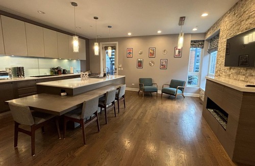 East Village Condo | ChiCasa West Town Paradise