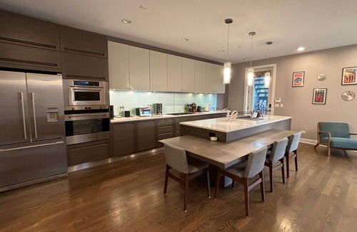 East Village Condo | ChiCasa West Town Paradise