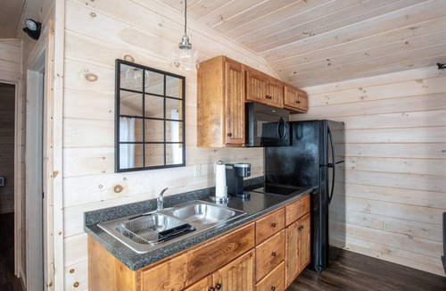 North Sebago Villa | Chickadee Limit 4 2 Bedroom Cabin