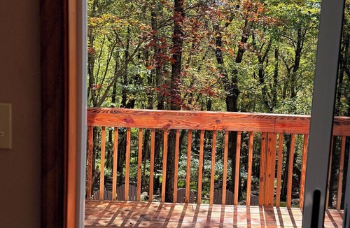 Albrightsville Ski Chalet | Chickadee Retreat - Creekside Pocono Forest, fireplace, games, pool, lakes