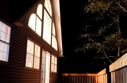 Albrightsville Ski Chalet | Chickadee Retreat - Creekside Pocono Forest, fireplace, games, pool, lakes