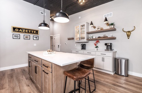 Galena Apartment | Cider Sips & Cozy Nights @ Gazette Suites on Commerce St! Dedicated Parking!