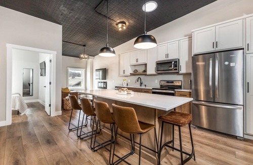 Galena Apartment | Cider Sips & Cozy Nights @ Gazette Suites on Commerce St! Dedicated Parking!