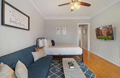 Ravenswood Apartment | City Charm Studio Apt close to Shops