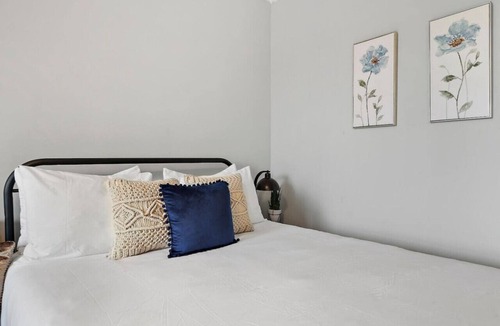 Ravenswood Apartment | City Charm Studio Apt close to Shops