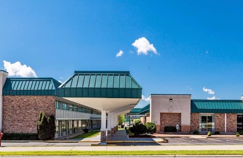 DeKalb House | City Convenience: Free Parking, Pets Allowed, Near Northern Illinois University!