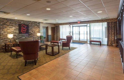 DeKalb House | City Convenience: Free Parking, Pets Allowed, Near Northern Illinois University!