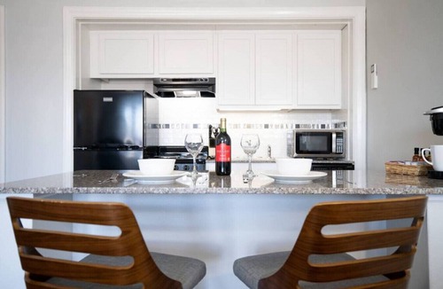 Peoria Apartment | CITY VIBES - Modern Suite in the heart of Downtown