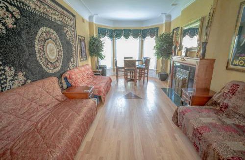Lake View East Apartment | City Villa Sleeps 10-20 Free TV & Parking