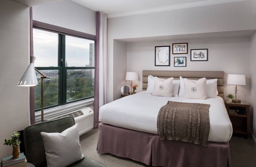 Gold Coast Hotel | Claridge House