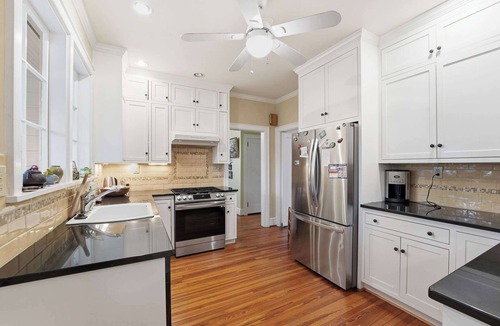 Davidson House | Classic 5BR Davidson Retreat | Walk Downtown, Pet-Friendly