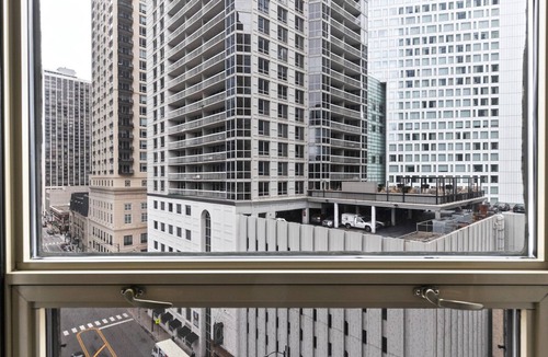 Rush and Division Apartment | Classic Gold Coast 1BR w/Deck, Gym & Lounge, 1 block to L, by Blueground