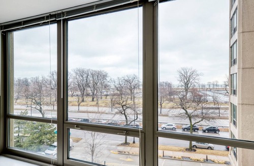Lake View East Apartment | Classic Lakeview 2BR w/Deck, Pool & Gym, nr Lincoln Park, by Blueground