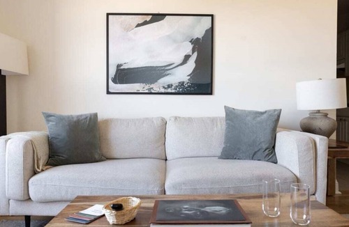Ravenswood Apartment | Classic Ravenswood 1BR with City View by Zencity