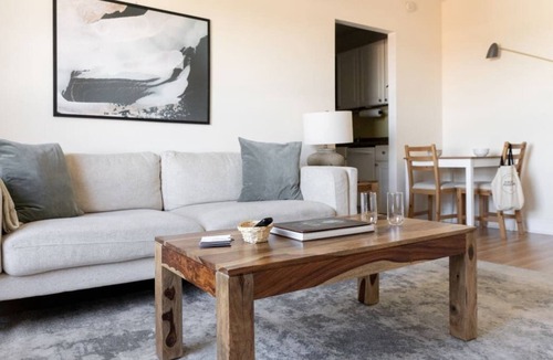 Ravenswood Apartment | Classic Ravenswood 1BR with City View by Zencity