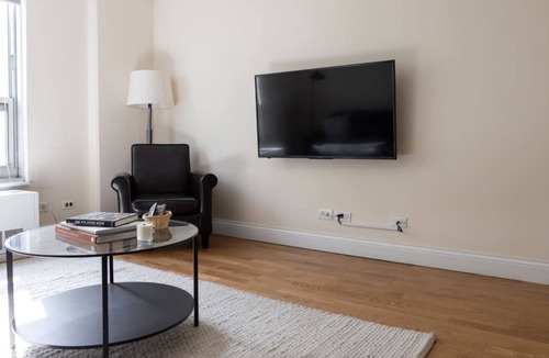 Ravenswood Apartment | Classic Ravenswood 1BR with Work Station