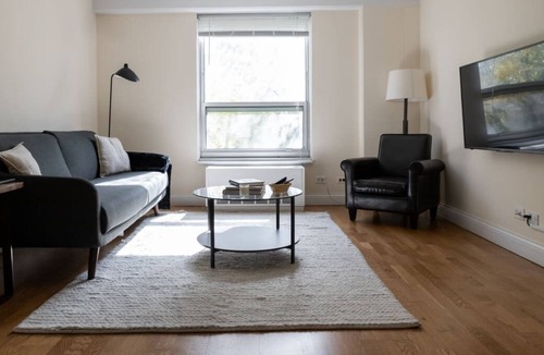 Ravenswood Apartment | Classic Ravenswood 1BR with Work Station