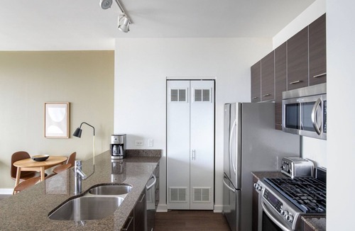 West Town Apartment | Classic River West 1BR w/Roofdeck & W/D, nr Blue Line, by Blueground