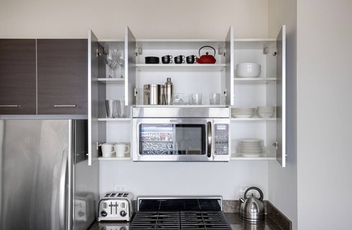 West Town Apartment | Classic River West 1BR w/Roofdeck & W/D, nr Blue Line, by Blueground