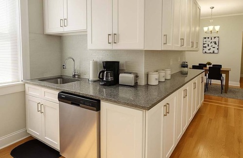 Wrigleyville Apartment | Clean & Equipped 2BR Apartment