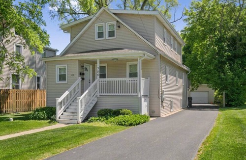 Libertyville Apartment | Clean & Modern Apt DT Libertyville near Naval Base