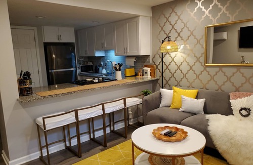 Geneva Apartment | Close to 3rd St & Train to Chicago/Pets w fee/WIFI/W&D/Park Free/PrivateEntry