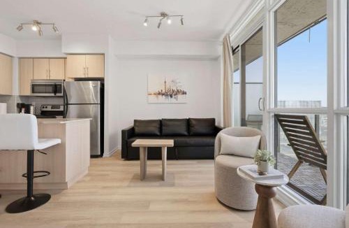 Downtown Toronto House | CN Tower View Condo - Balcony WiFi & Workspace