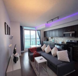 Fort York Apartment | CN Tower View with Pool, Gym, Hot Tub, and More!