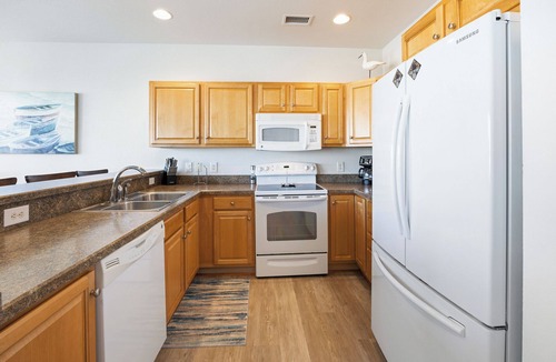 Bermuda Bay Condo | Coastal Get Away Pool, Gym & 5-Min Beach Drive