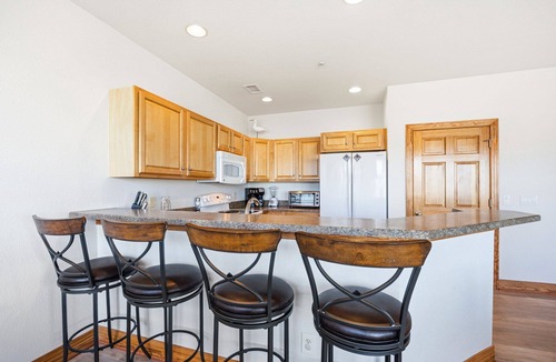 Bermuda Bay Condo | Coastal Get Away Pool, Gym & 5-Min Beach Drive