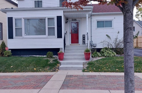 Waukegan House | Colorful 4-bedroom house-Vet owned-NAVAL Academy