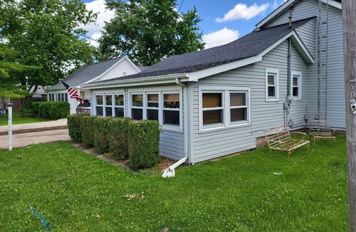 Mattoon House | Come Escape to Paradise on the Lake