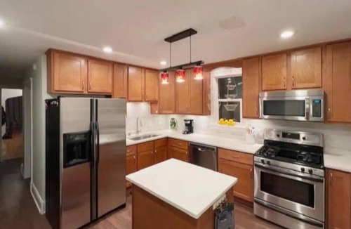 Kimball Apartment | Come rest your tired Chicago traveling feet in this comfy inner city home!