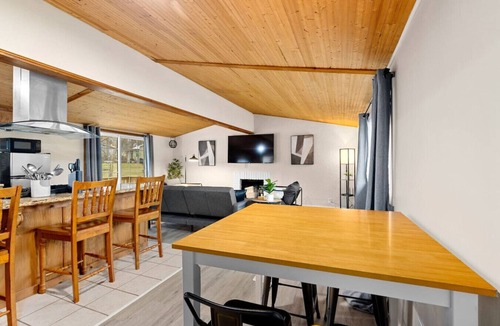 Creve Coeur House | Comfort Cabin - 2BD Family Getaway in Creve Coeur