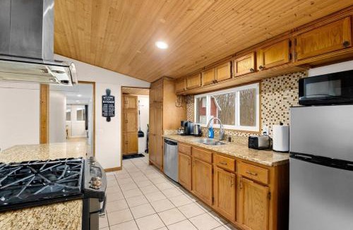 Creve Coeur House | Comfort Cabin - 2BD Family Getaway in Creve Coeur