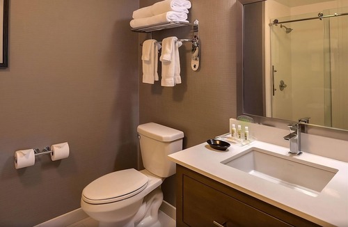 O'Hare Hotel | Comfort & Convenience! Pet-friendly Property, w/Complimentary Airport Shuttle