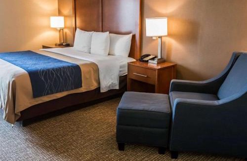 Village of Lakewood Hotel | Comfort Inn Crystal Lake - Algonquin