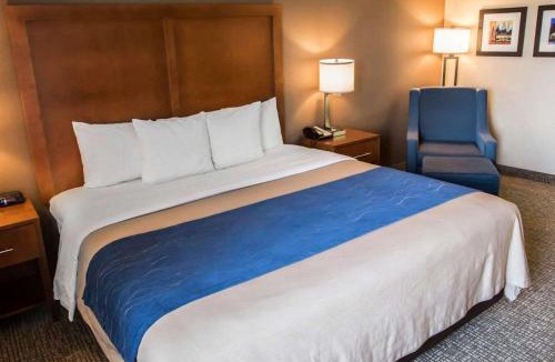Village of Lakewood Hotel | Comfort Inn Crystal Lake - Algonquin