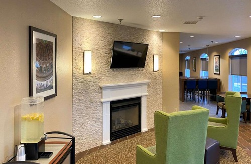 DeKalb Hotel | Comfort Inn DeKalb - University Area