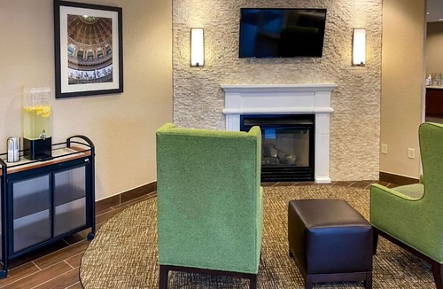 DeKalb Hotel | Comfort Inn DeKalb - University Area