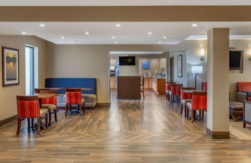 Rochelle Hotel | Comfort Inn & Suites Rochelle - DeKalb