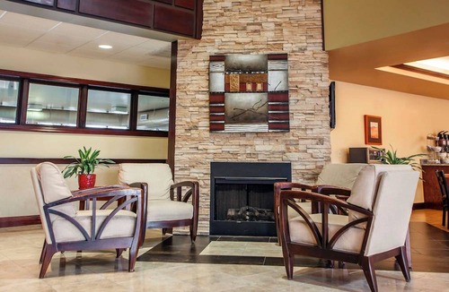Elgin Hotel | Comfort Suites Elgin
